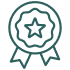 Badge de récompense ou certification avec une étoile centrale entourée d'un motif floral et des rubans, symbolisant la qualité et l'excellence.